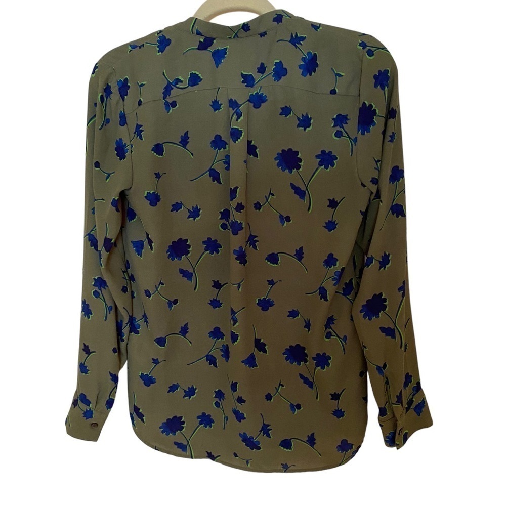 Banana Republic.Long sleeve blouse. V neck with button front. XS - Picture 2 of 3